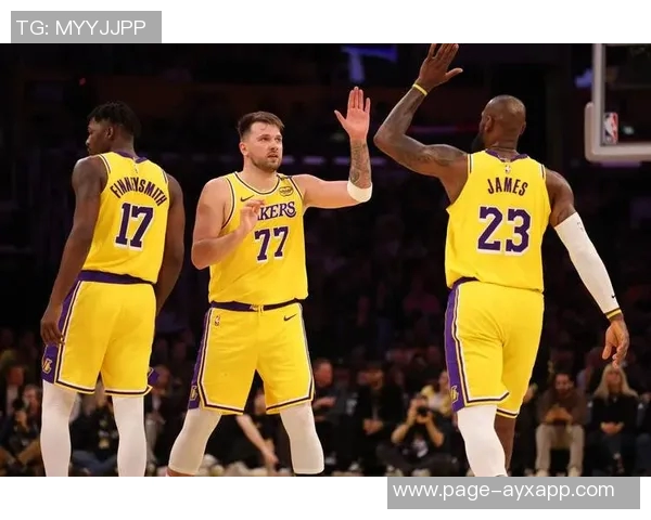 老詹东契奇接连受伤岁月无情显现詹姆斯状态下滑的无奈与挑战 老詹东契奇接连受伤岁月无情显现詹姆斯状态下滑的无奈与挑战